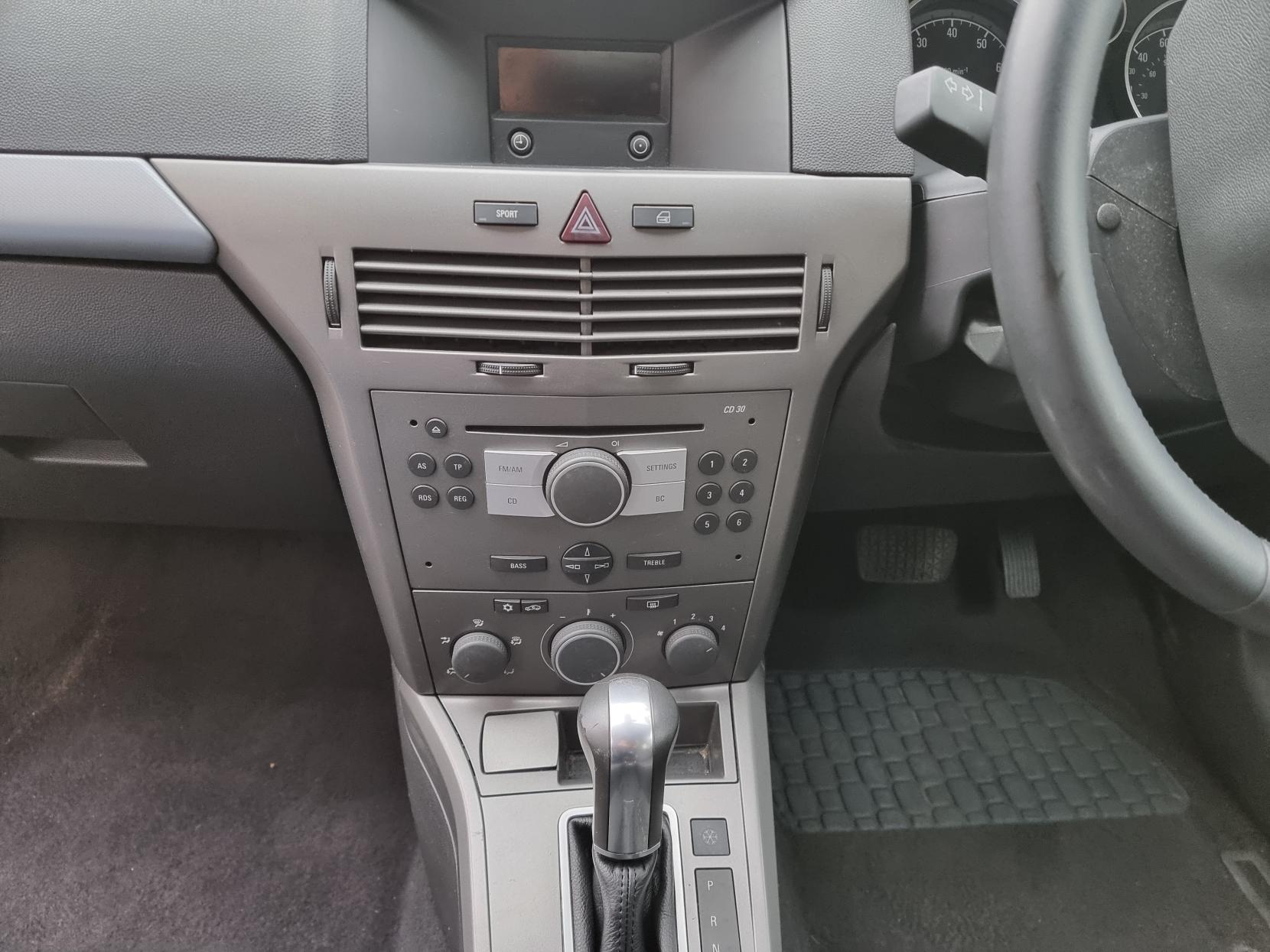 Vauxhall Astra 1.8i 16v Design Hatchback 5dr Petrol Automatic (197 g/km, 123 bhp)