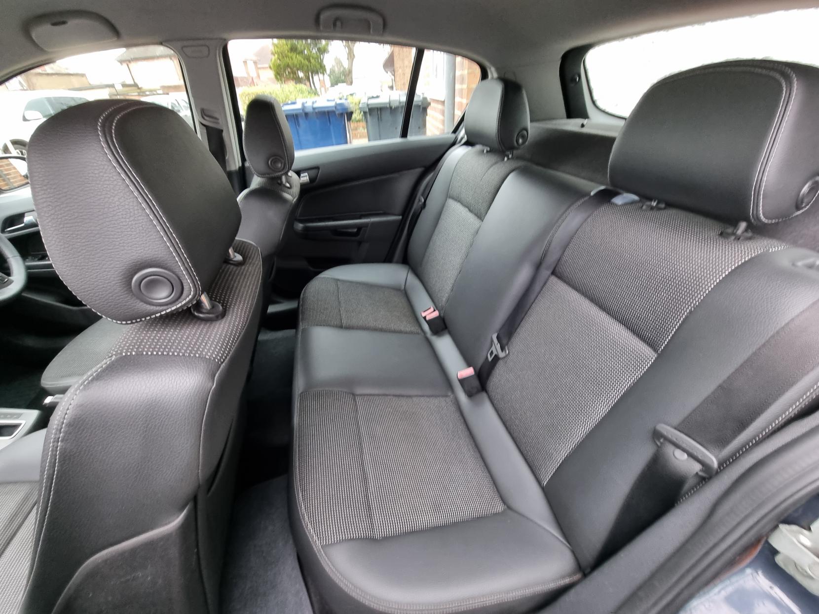 Vauxhall Astra 1.8i 16v Design Hatchback 5dr Petrol Automatic (197 g/km, 123 bhp)